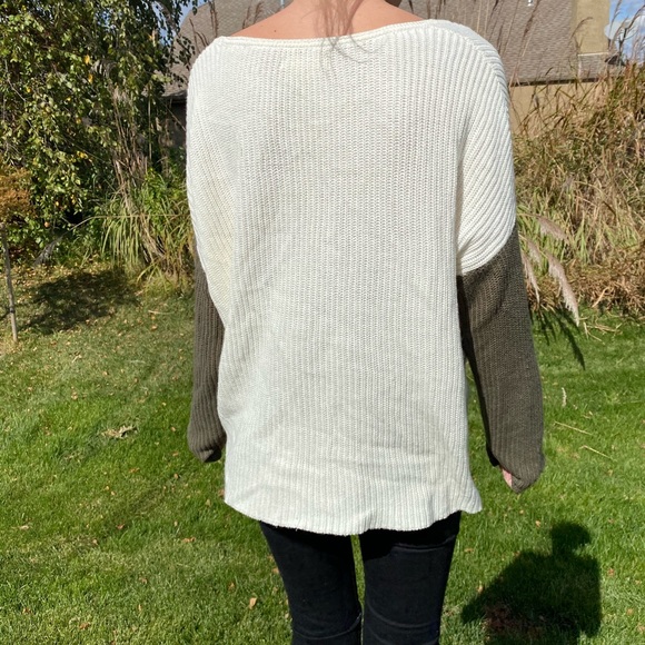 Off white sweater with army green sleeves - Picture 3 of 5